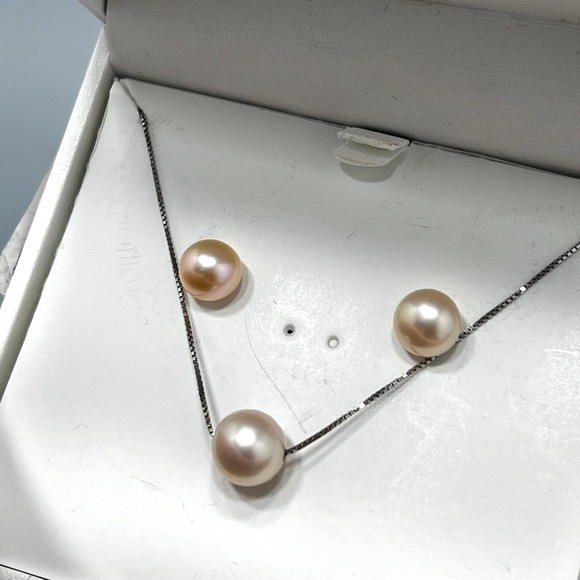R.H. Macy & Co Sterling Silver Pearl Necklace & Stud Earring boxed Set - Picture 4 of 5